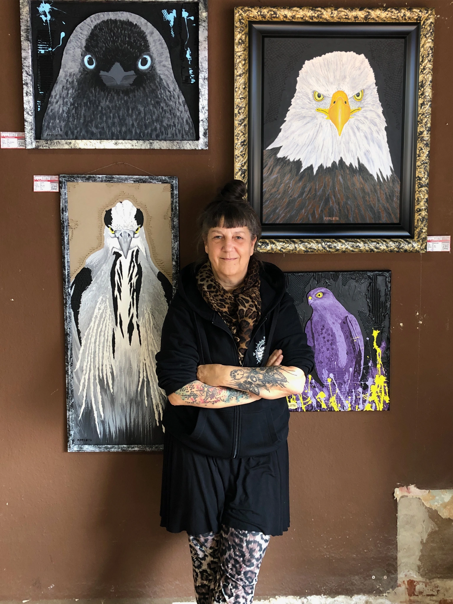 astrid lamm vor ihren kunstbildern