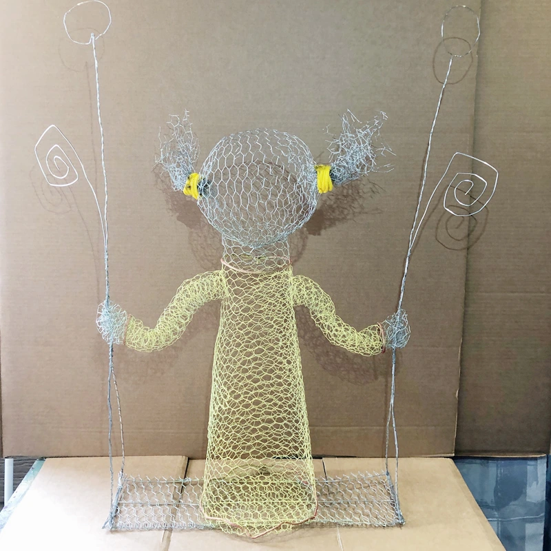 kunst-aus-draht-schaukelndes-mädchen