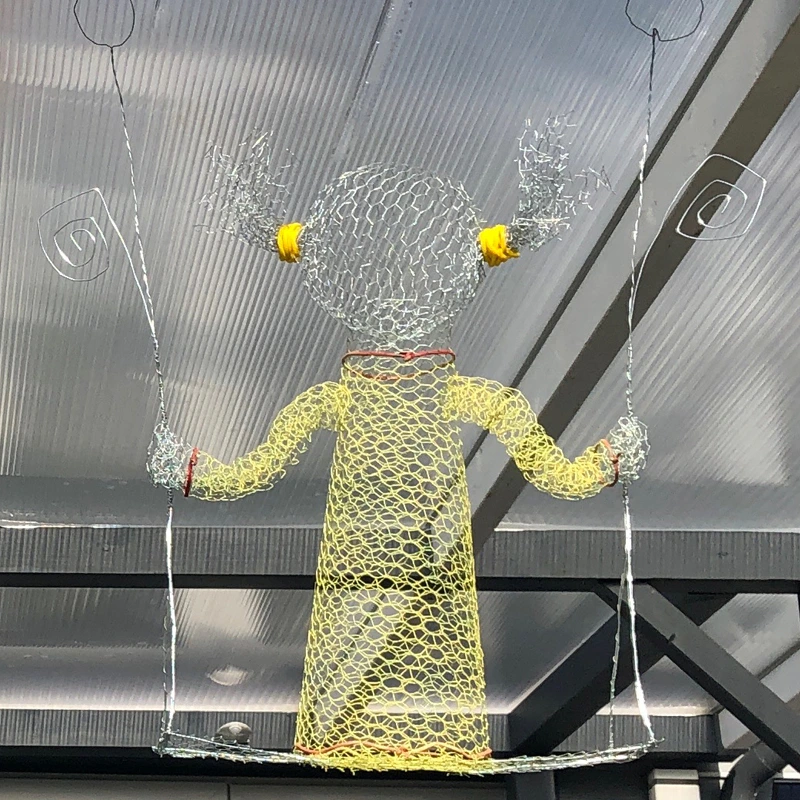 kunst-aus-draht-schaukelndes-mädchen