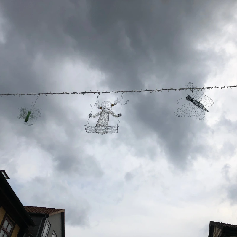 street art schwebende kunst